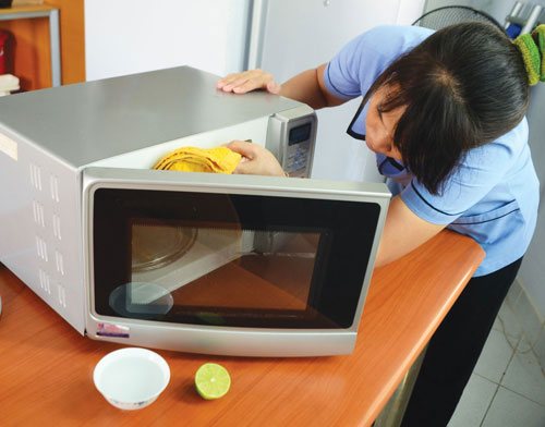 lau dọn tủ bếp dầu mỡ